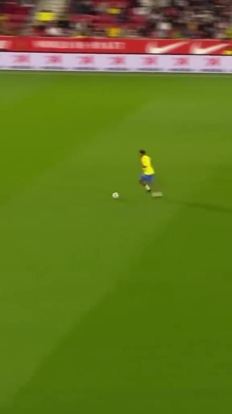 45歲還開(kāi)掛！小羅再現(xiàn)牛尾巴過(guò)人，微笑單挑門(mén)將輕松打進(jìn)